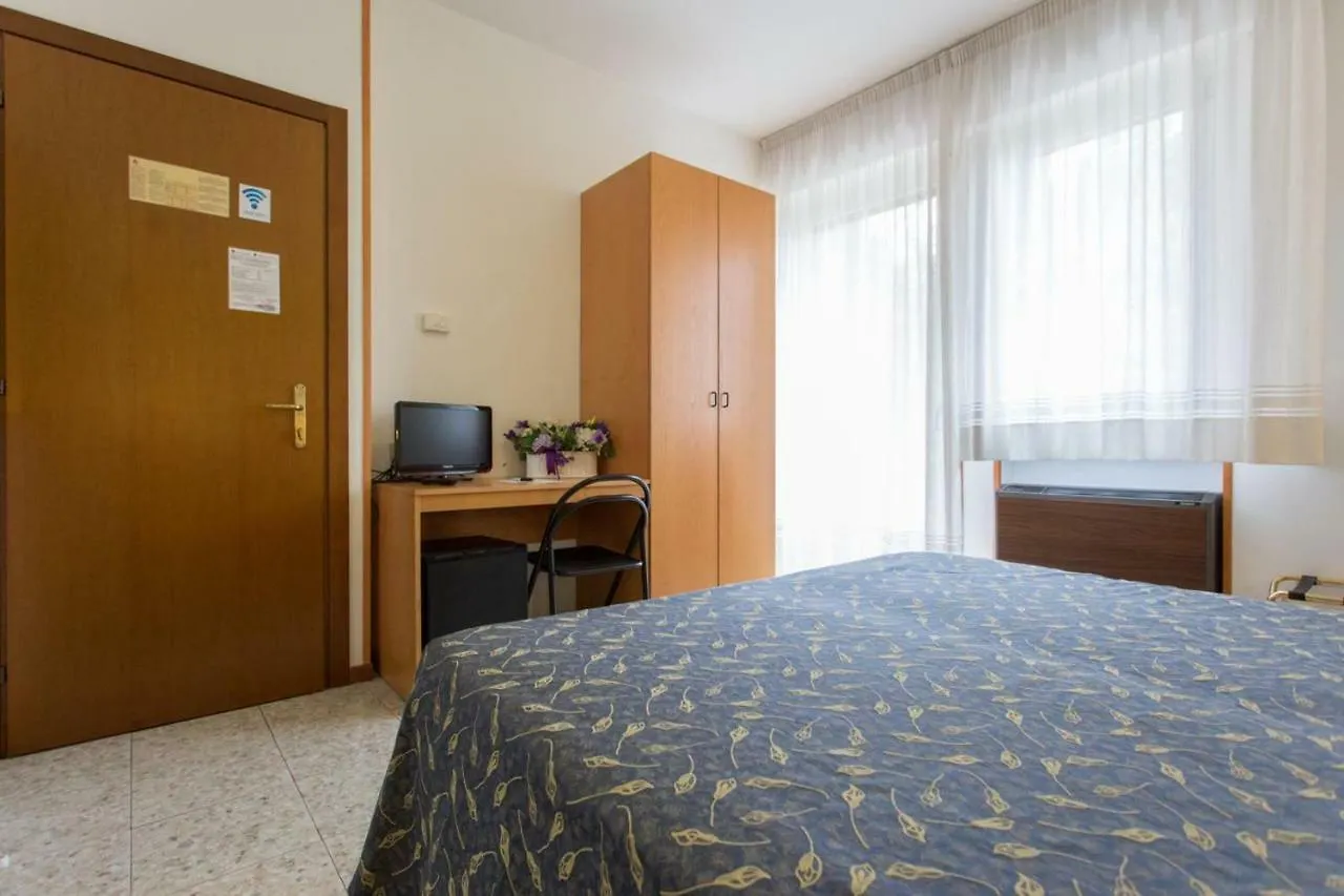 Hotel Benacus バルドリーノ 2*,